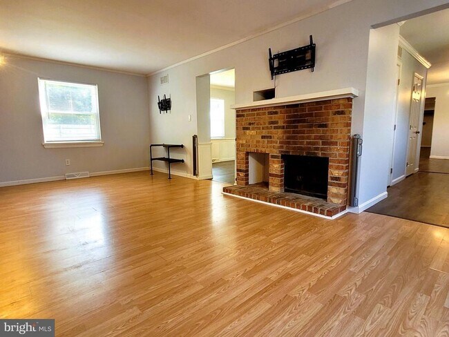 Building Photo - 6 Tudor Ct