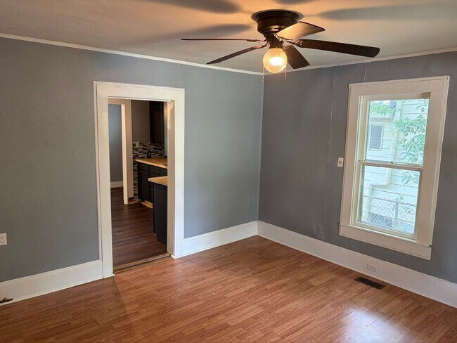 Building Photo - $900 move in special!