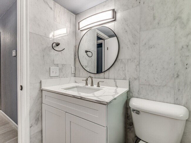 Building Photo - 14008 Gateway Dr