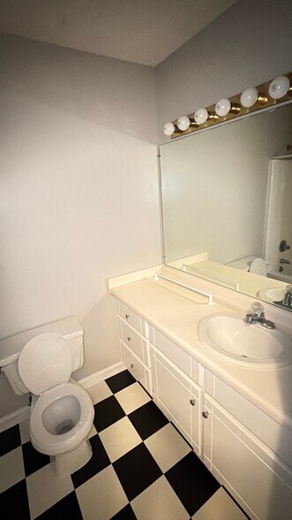 Building Photo - 125 Warren Way