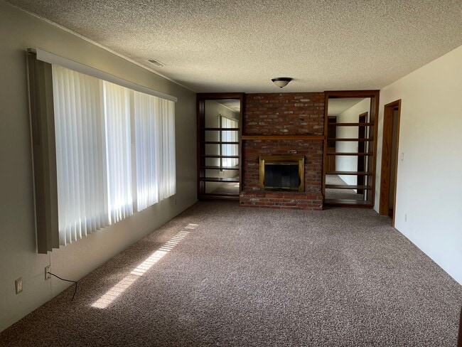 Building Photo - SPACIOUS HOME ON THE WEST SIDE OF REDDING