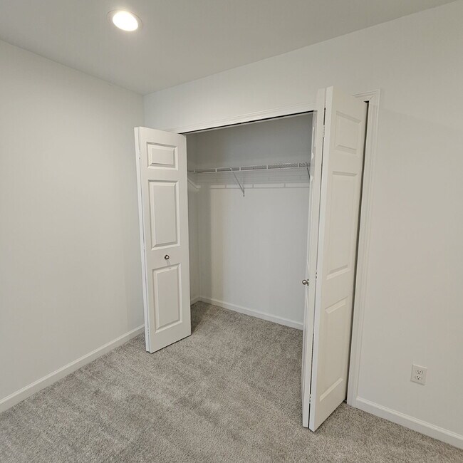 Building Photo - 4 bedroom, 3 full bathrooms, 2 car garage ...