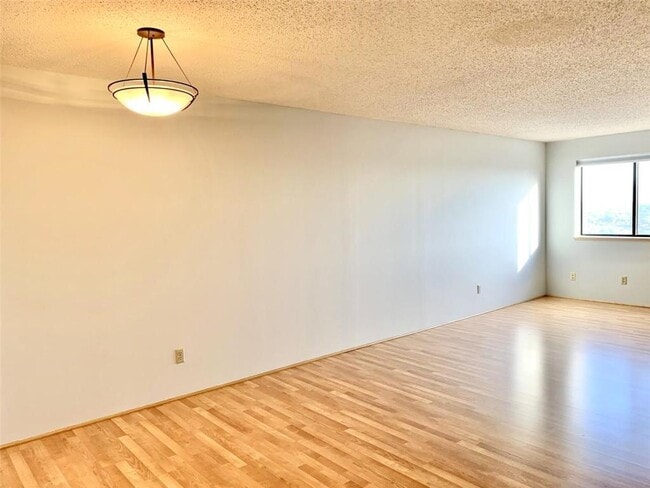 Building Photo - 78 10th St E