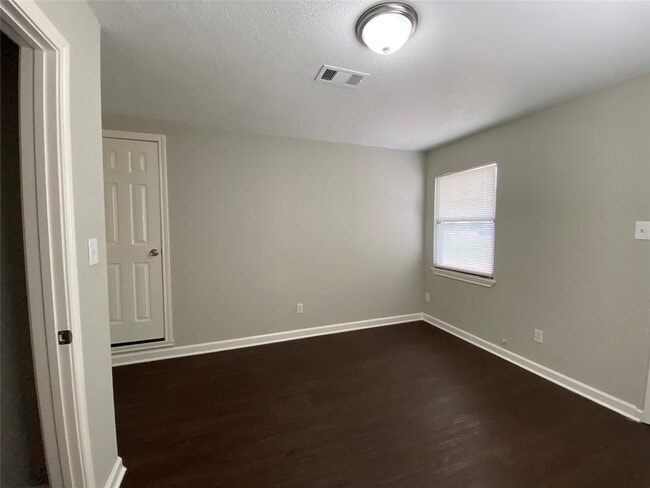 Building Photo - 205 N Elm St