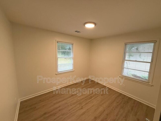 Building Photo - 3127 Latona Dr SW