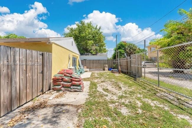Building Photo - 209 S Palmway