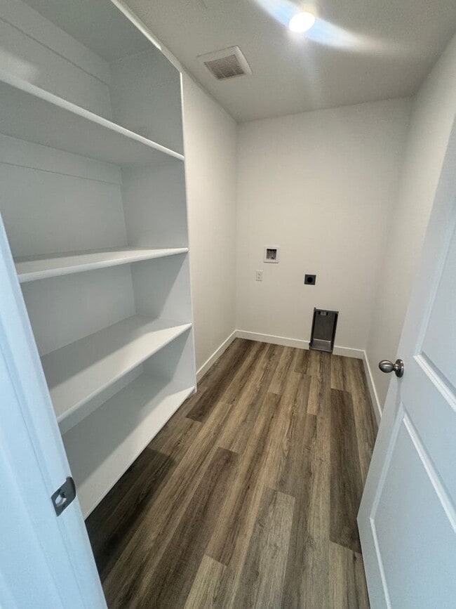 Building Photo - Brand New Long Valley Town home!!