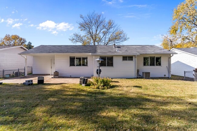 Building Photo - 2180 Glenoro Dr