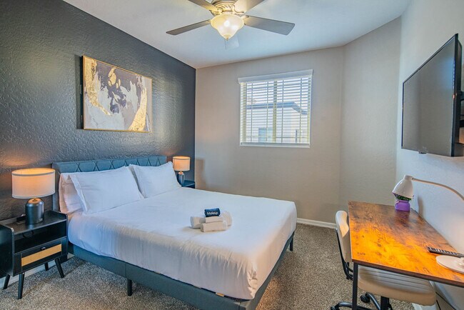 Building Photo - 1275 E University Dr