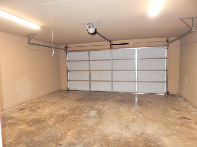 Building Photo - 451 Wisteria Dr