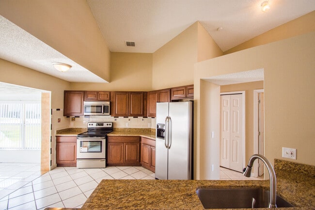 Building Photo - 3 Bed 2 Bath Home with Stainless Steel App...