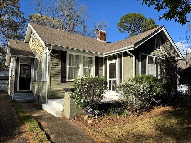 Building Photo - 2237 Winona Ave