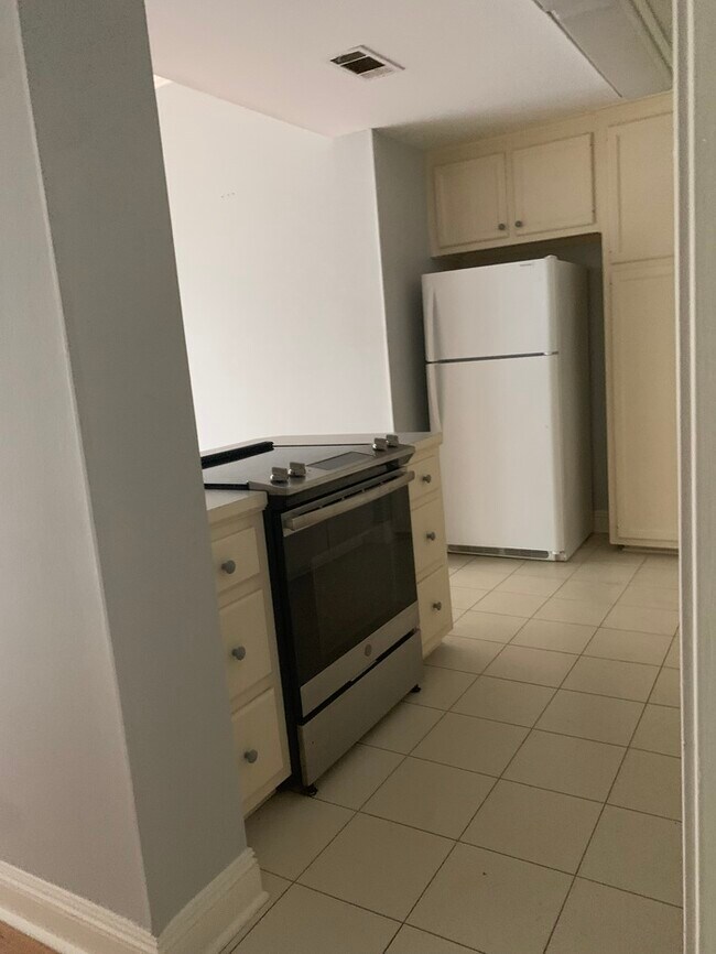 Building Photo - 2867 Toulon Dr