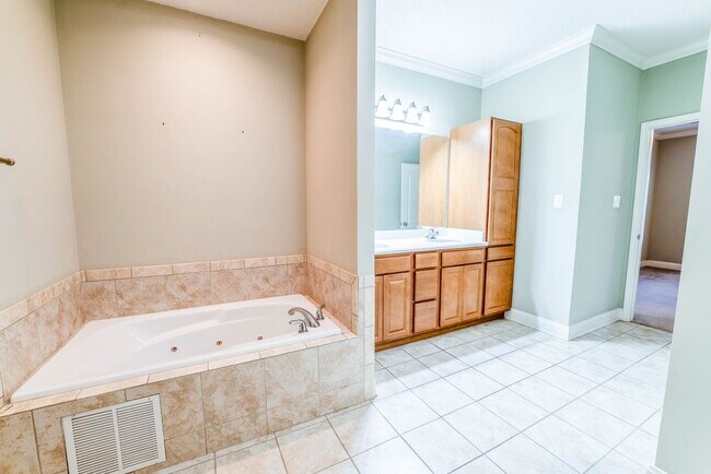 Building Photo - West Hills House 3BR/ 2.5BA, 2 Car garage, primary bedroom on main level