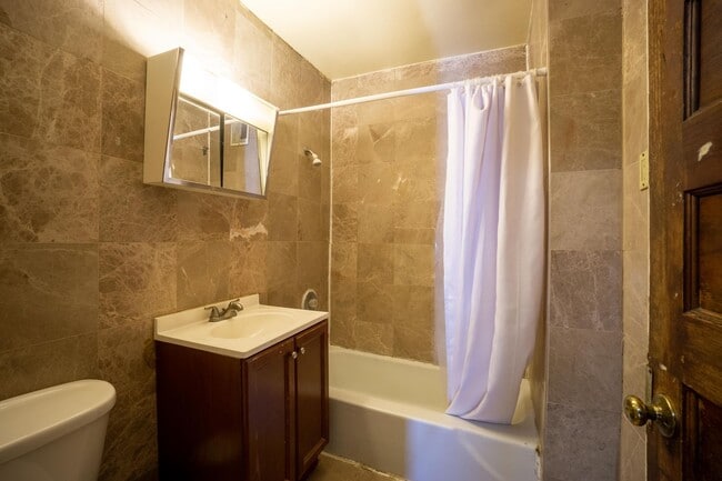 Building Photo - Single Family Home Available 6/1/26