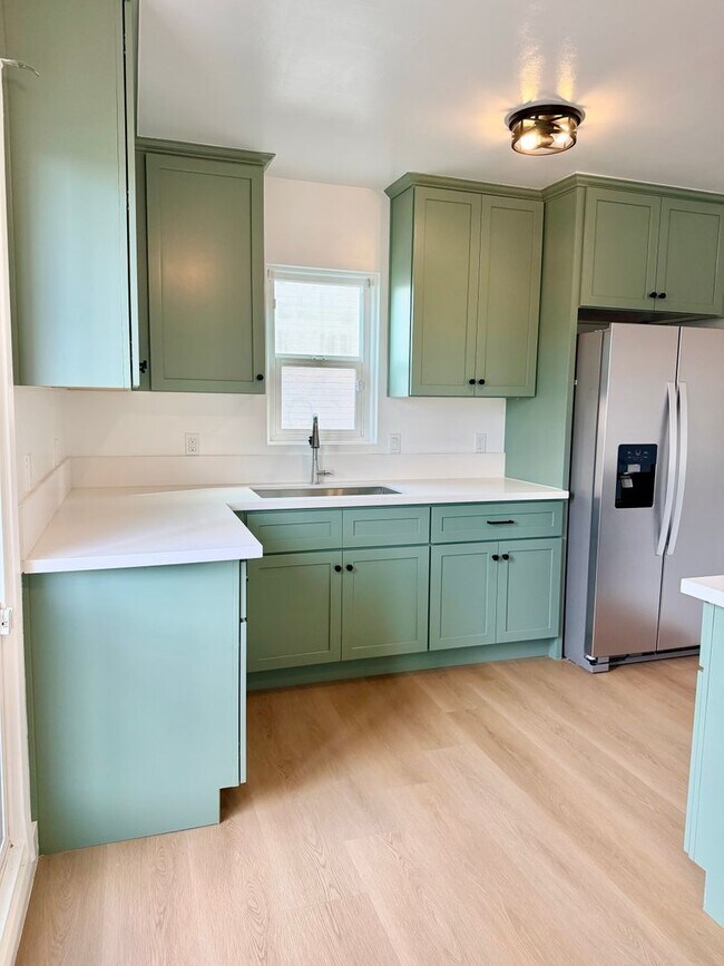 Interior Photo - 231 REDONDO AVE
