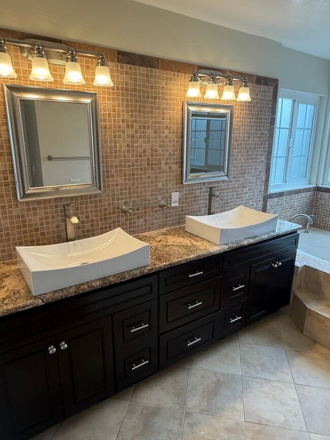 Building Photo - Beautiful Spacious 4-bedroom, 2.5-bathroom...