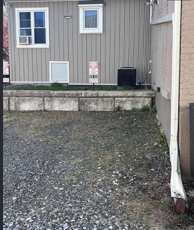 Building Photo - Spacious 3-Bedroom Apartment with Parking Limited-Time Offer!