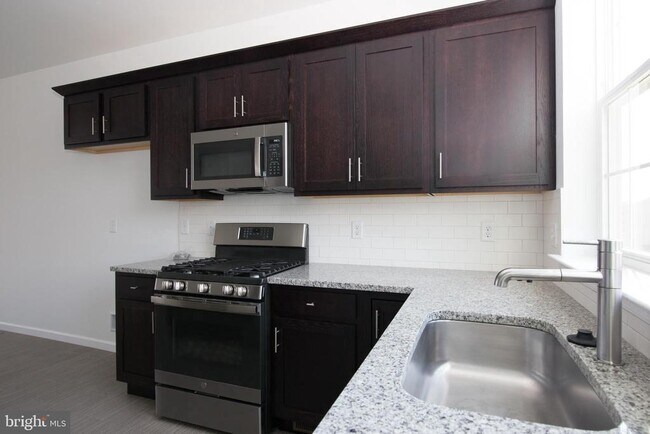 Building Photo - 1817 Shady Ln