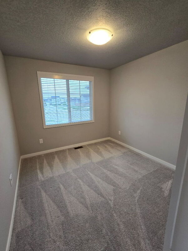 Building Photo - 300 SE Red Fern Dr