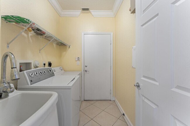 Building Photo - 8492 Breezy Oak Way