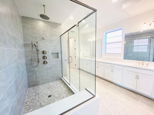 Building Photo - Luxury house for rent