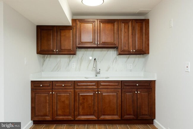 Building Photo - 9004 Roundleaf Way