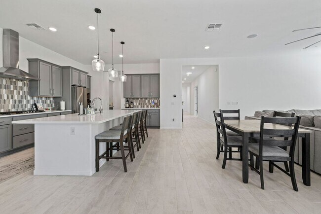 Building Photo - Newer Single Story 5 Bedroom 3 Bath Home in Vail