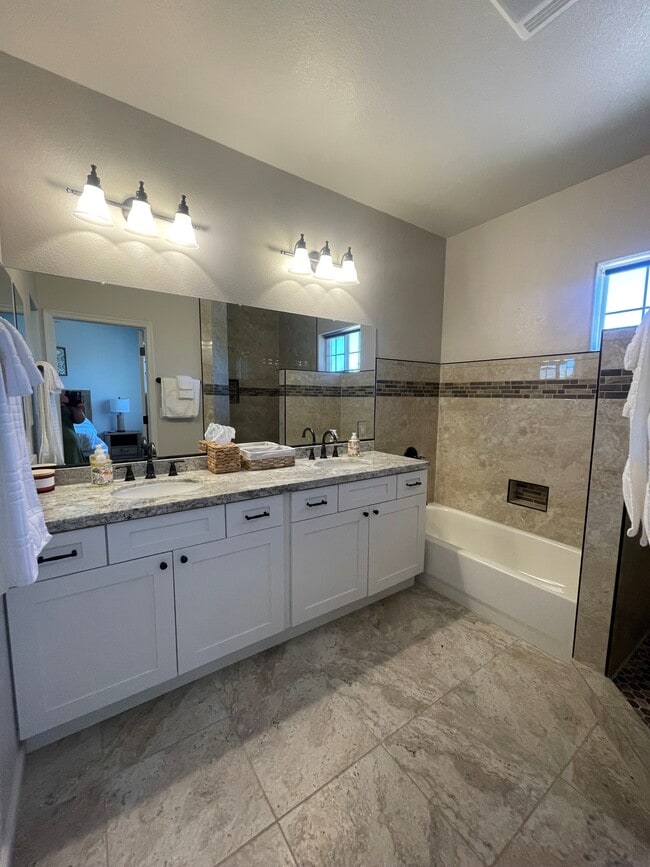 Building Photo - 5675 Hole in 1 Dr