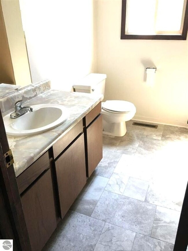 Building Photo - 2 BR Duplex in Convenient Neighborhood - PET FRIENDLY