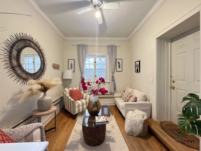 Building Photo - 918 Green Bay Rd