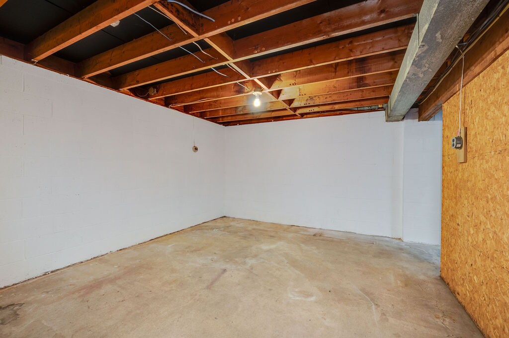 Building Photo - 7 Helen Ln