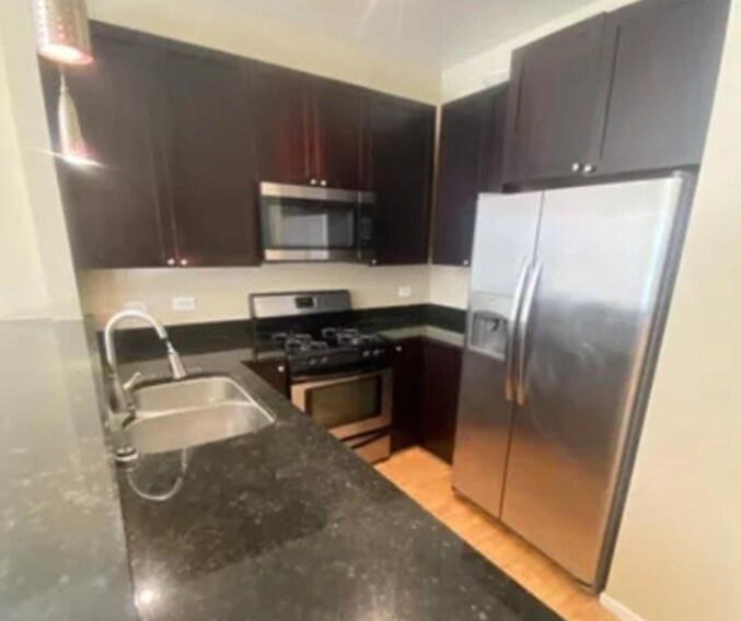 Building Photo - 2440 W Madison St