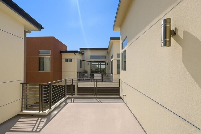 Building Photo - Rare 4-Bedroom Find in Redondo Beach