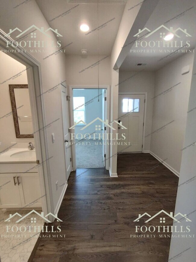Building Photo - 102 Fancy Trl