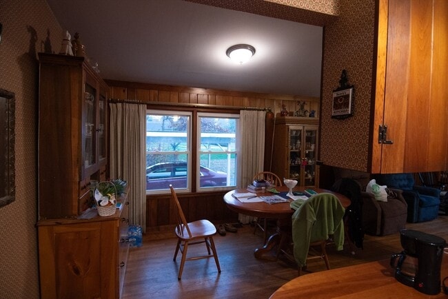 Building Photo - 227 Green River Rd