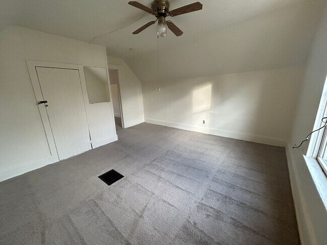 Building Photo - Charming One-Bedroom Home with Den and Cov...