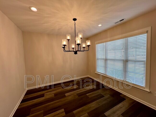 Building Photo - 1135 Overlake Dr