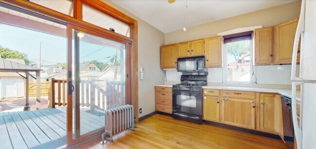 Building Photo - 5014 W Cornelia Ave