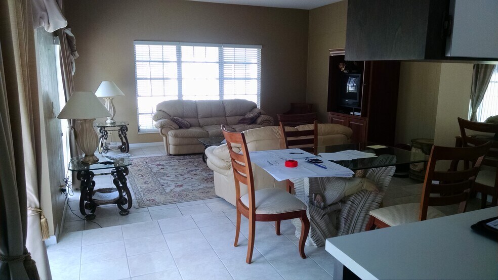 dinning - 3 E Greens Cir