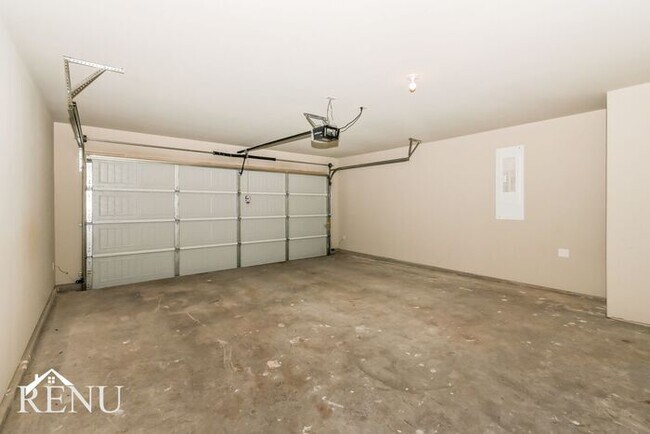 Building Photo - 1605 Maroon Dr
