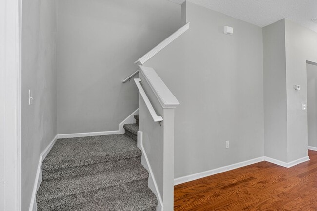 Building Photo - 5 Bedroom, 2.5 Bathroom - White Oak Subdivision - Richmond Hill