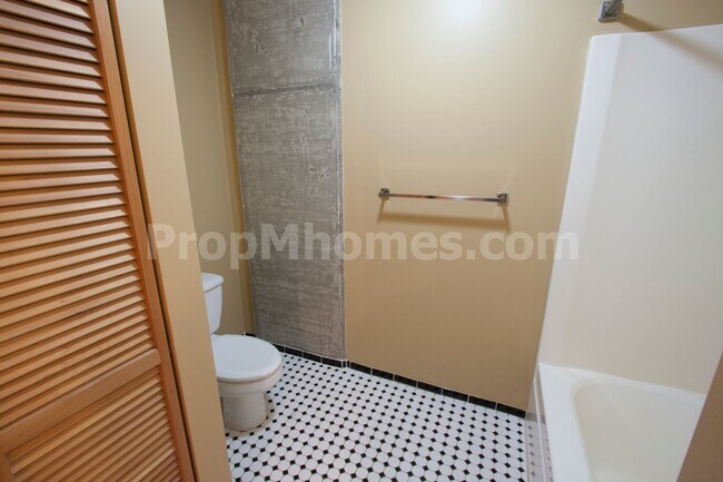 Building Photo - Vibrant One Bedroom Loft w/ City Views In ...
