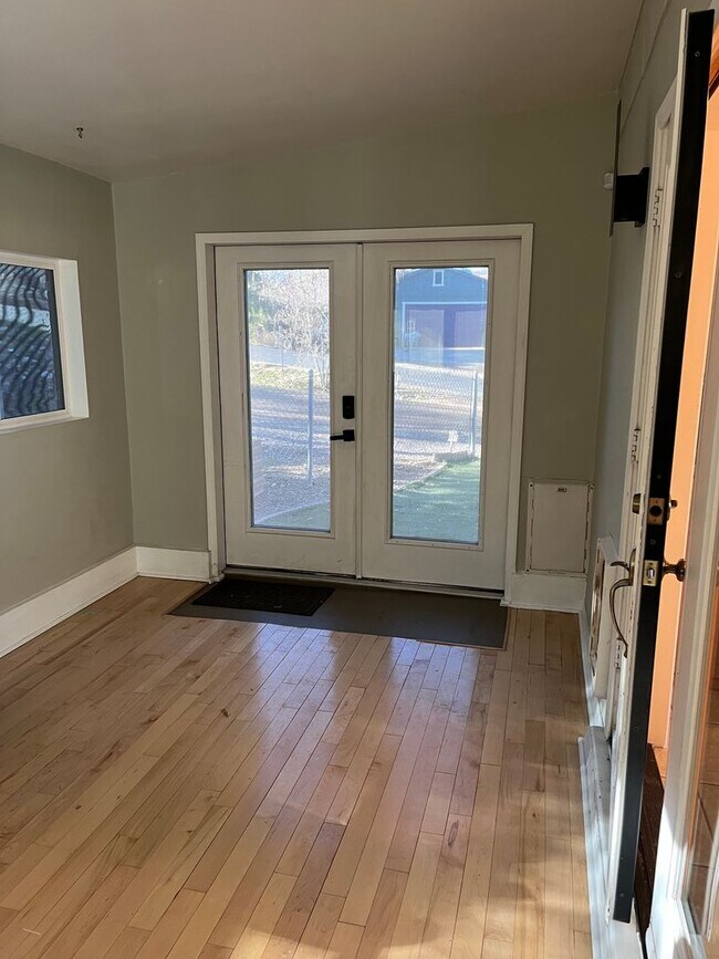 Building Photo - Modern, updated 3B/2B with fenced yard and sun room in Cottonwood