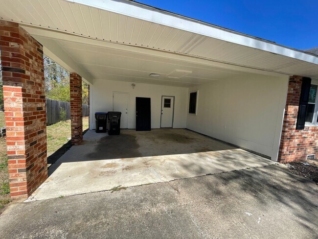 Building Photo - 3 bed/2 bath home in Martinez w/huge backyard and covered patio