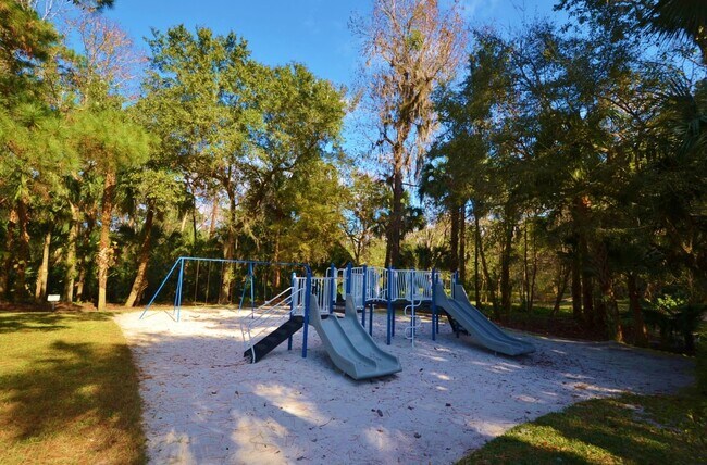 Building Photo - Lovely Winter Springs Condo ~ Vinyl Plank Flooring and Large Screened Patio!