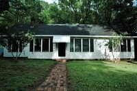 Building Photo - Perfect 4 Bedroom, 2 Bathroom House -- Walk to UF!