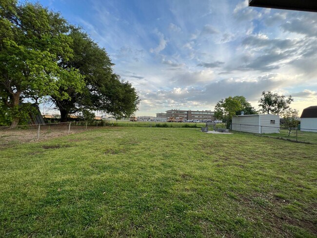 Building Photo - Greenacres -North Bossier.. Close to Barksdale Air Force Base..