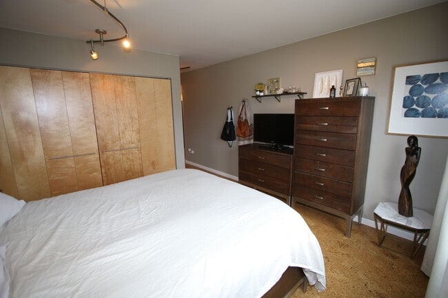 Building Photo - 3 Bedroom Townhouse!