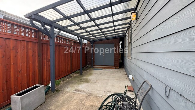 Building Photo - Charming Single-Level Home in Sought-After Roseway